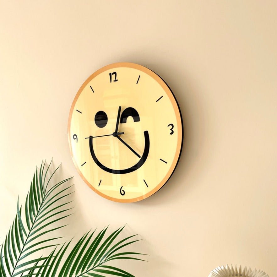Horloge murale avec un cartoon smiley jaune