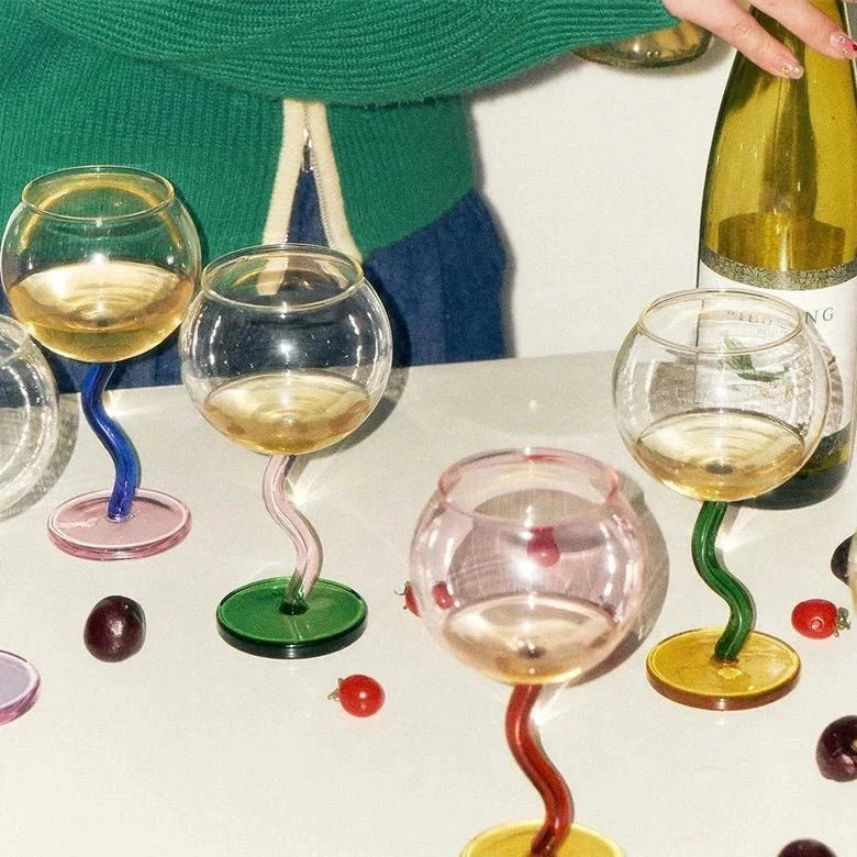 Verre coloré avec tige torsadée