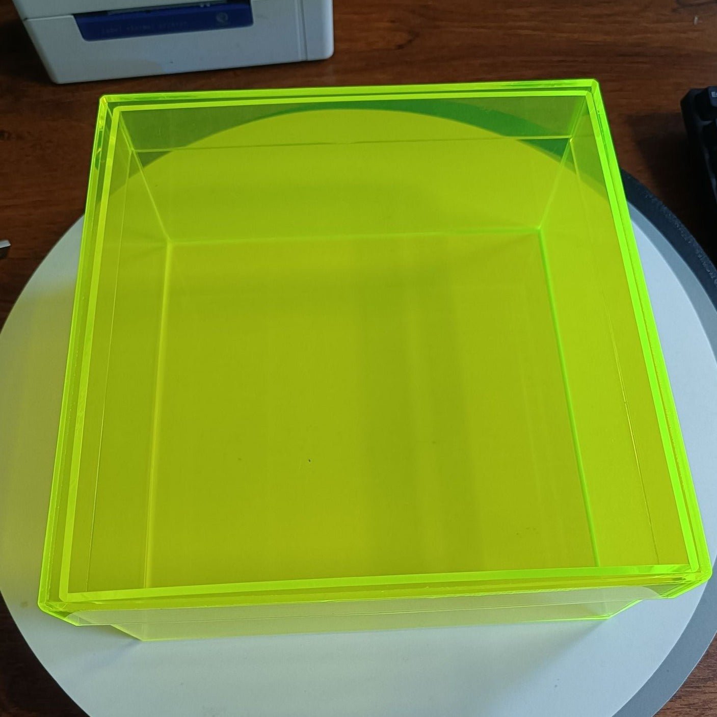 Coffre de rangement coloré en acrylique avec couvercle