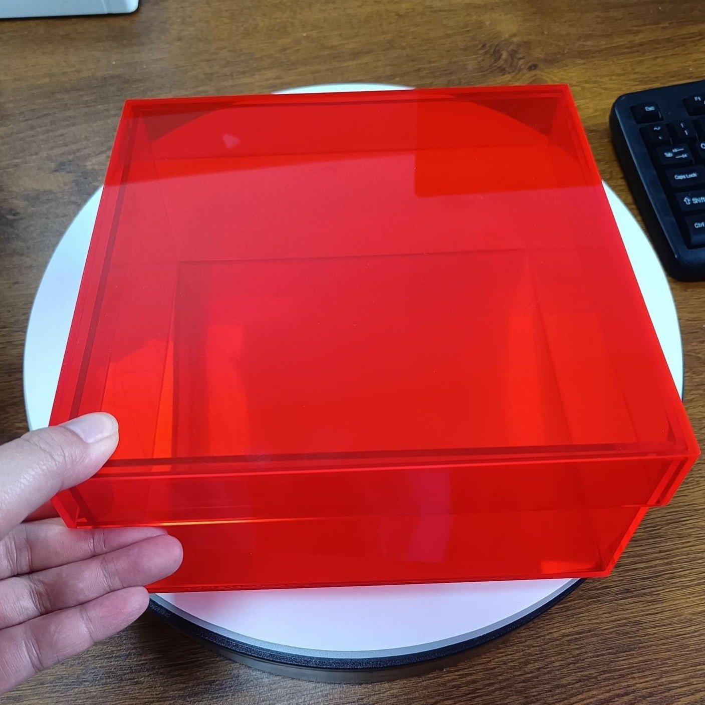 Coffre de rangement coloré en acrylique avec couvercle