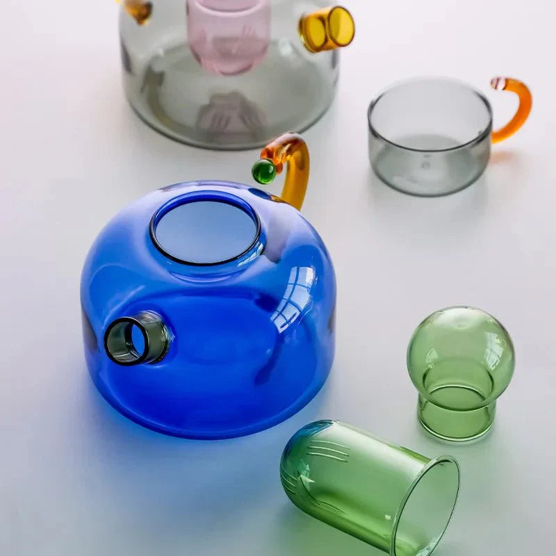 Ensemble de bouilloire et de tasses transparentes en couleur contrastante