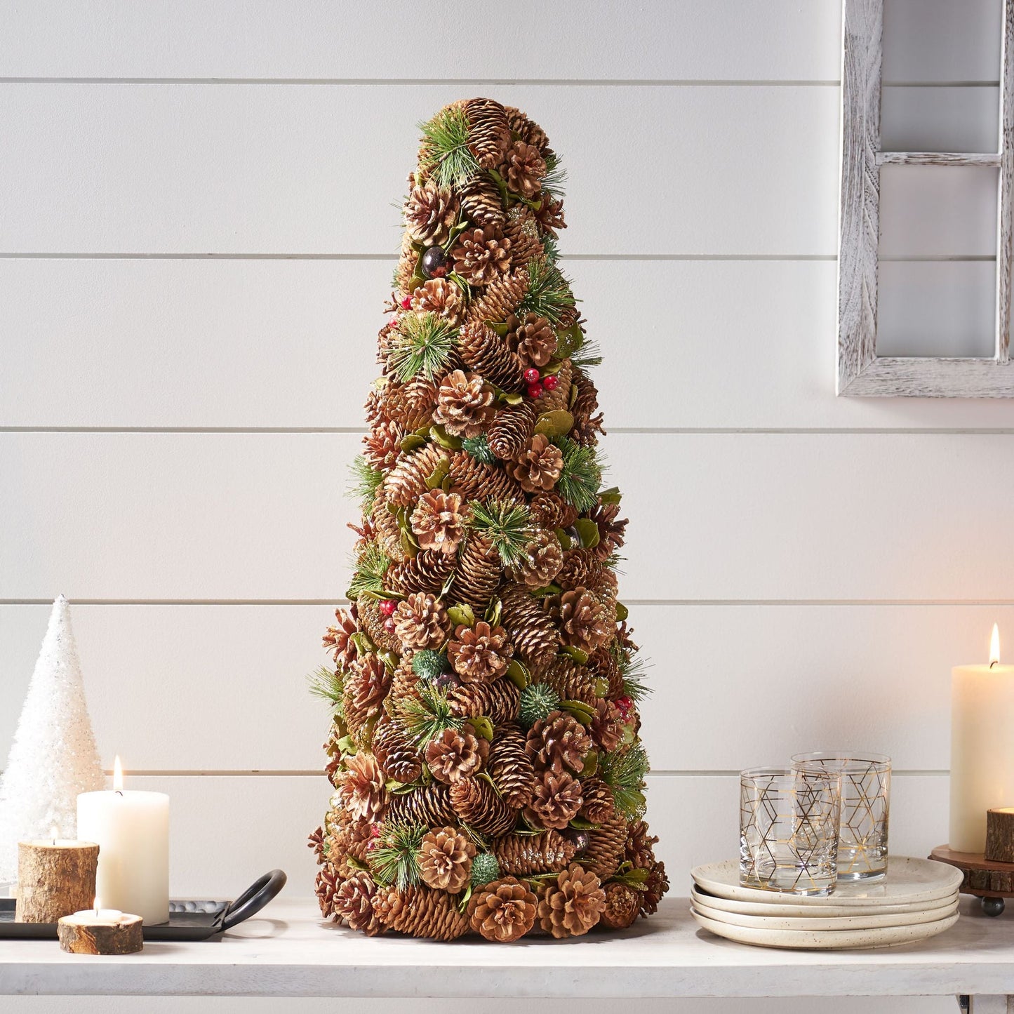 Arbre de table de Noël en cône de pin - Décor festif pour les vacances avec des ornements rouges, 26,5" de hauteur pour Noël 2024
