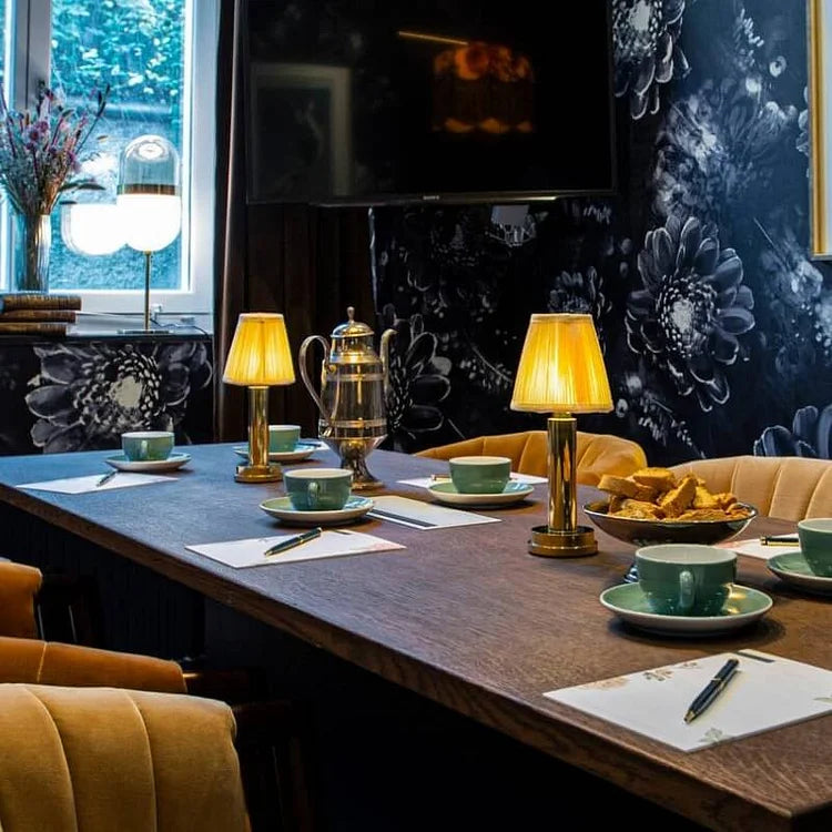 Floroux – Lampe de table sans fil chic avec surface métallique douce