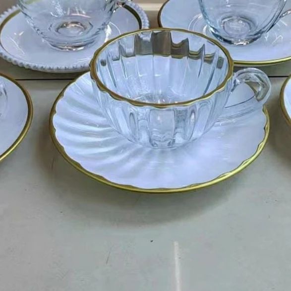 Tasse en verre et soucoupe avec anneau doré