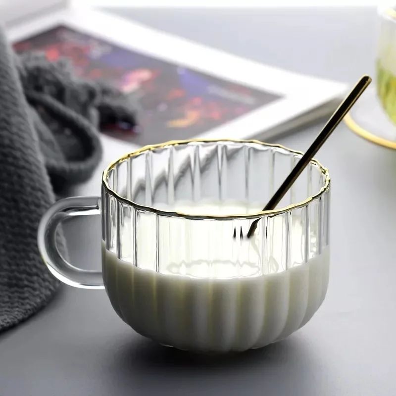Tasse en verre et soucoupe avec anneau doré
