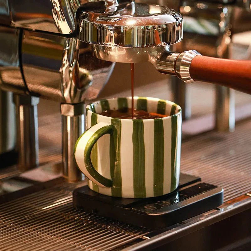 Set de tasse et soucoupe en céramique avec des rayures dessinées à la main