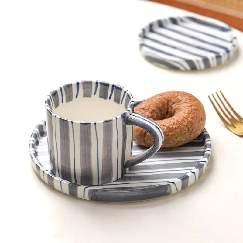 Set de tasse et soucoupe en céramique avec des rayures dessinées à la main