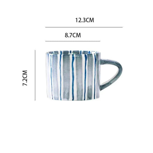 Set de tasse et soucoupe en céramique avec des rayures dessinées à la main