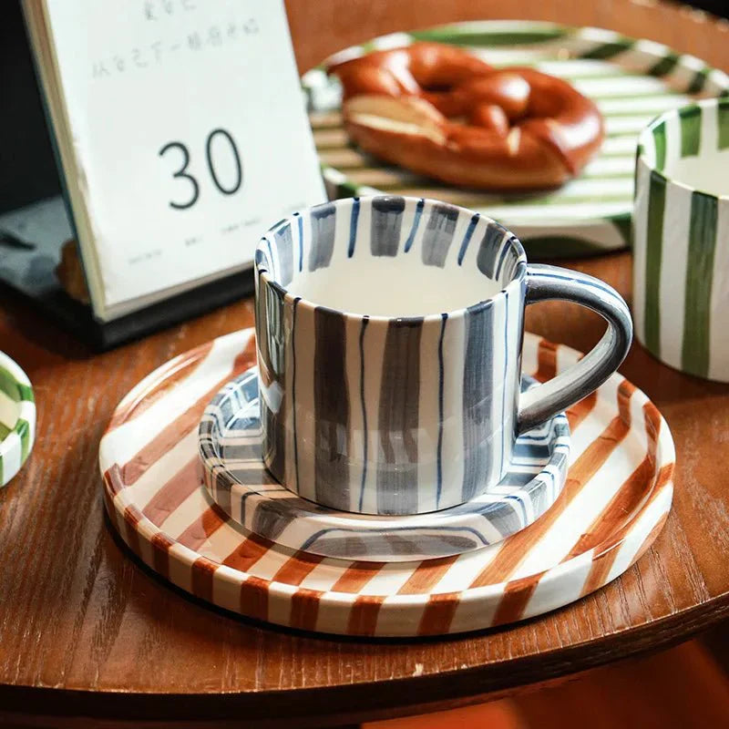 Set de tasse et soucoupe en céramique avec des rayures dessinées à la main