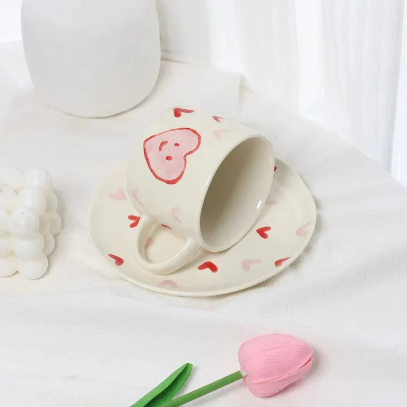 Ensemble de tasse à café et d'assiette avec motif en forme de cœur
