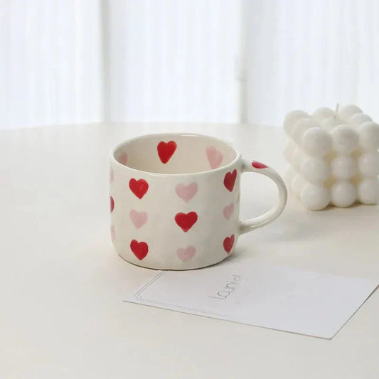 Ensemble de tasse à café et d'assiette avec motif en forme de cœur