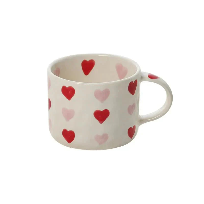Ensemble de tasse à café et d'assiette avec motif en forme de cœur