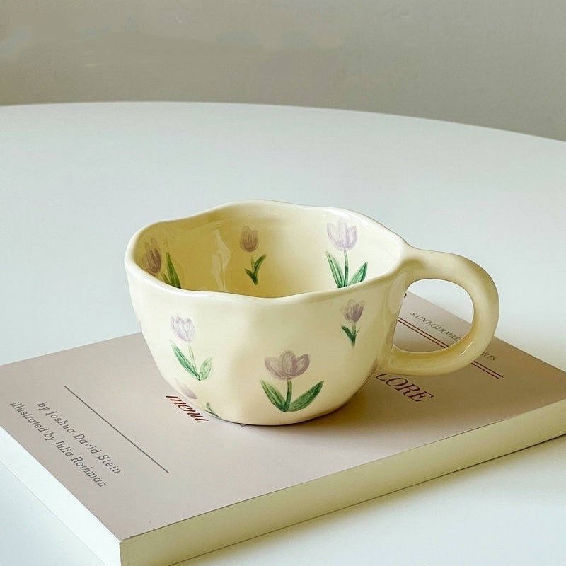 Tasse en céramique avec fleur irrégulière dans le style coréen