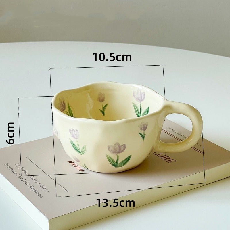 Tasse en céramique avec fleur irrégulière dans le style coréen