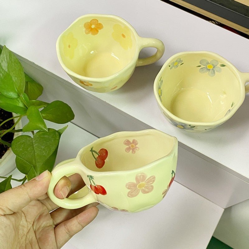 Tasse en céramique avec fleur irrégulière dans le style coréen