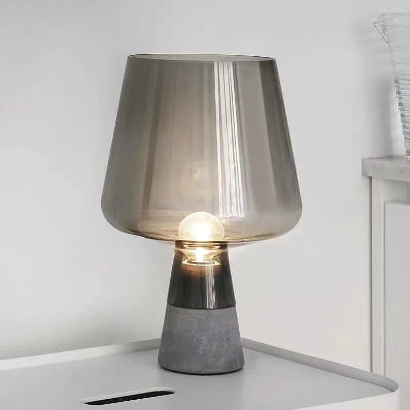 LumièreIndus - Lampe de Table en Verre Ambré et Base en Ciment