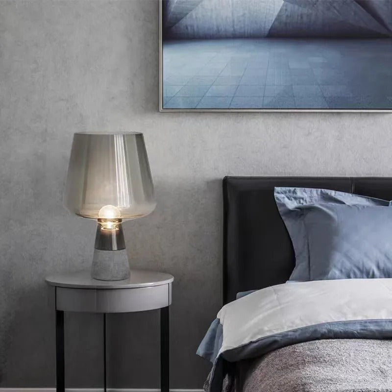 LumièreIndus - Lampe de Table en Verre Ambré et Base en Ciment