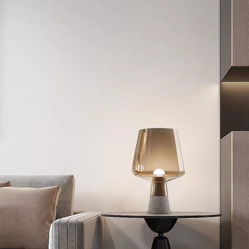LumièreIndus - Lampe de Table en Verre Ambré et Base en Ciment