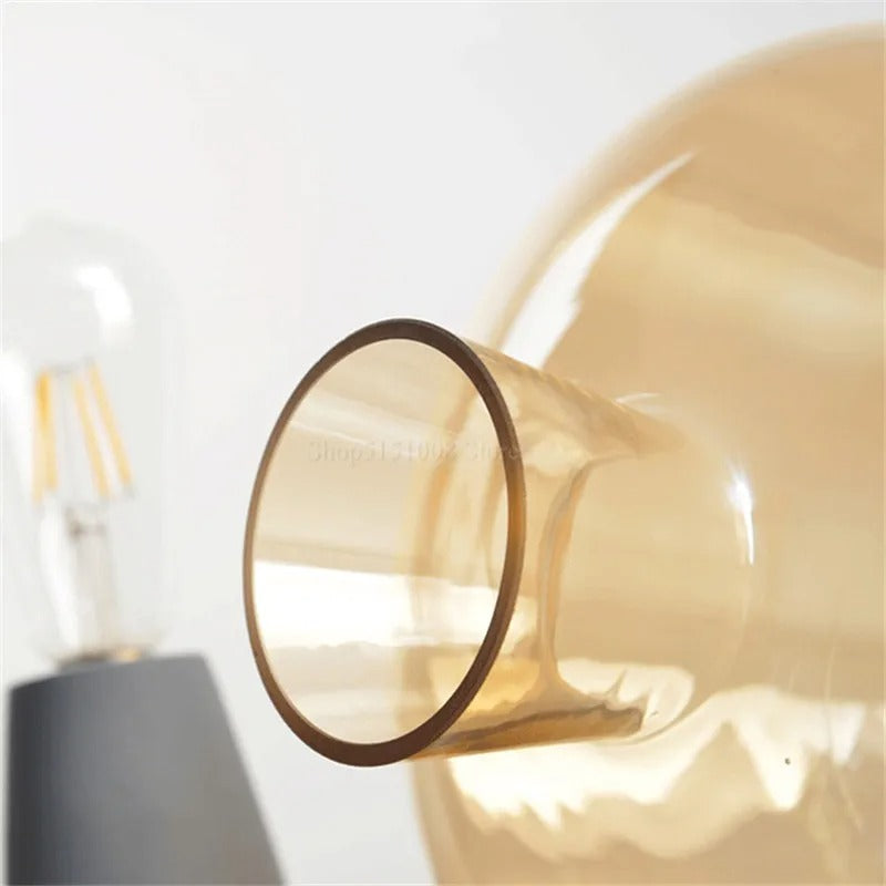 LumièreIndus - Lampe de Table en Verre Ambré et Base en Ciment