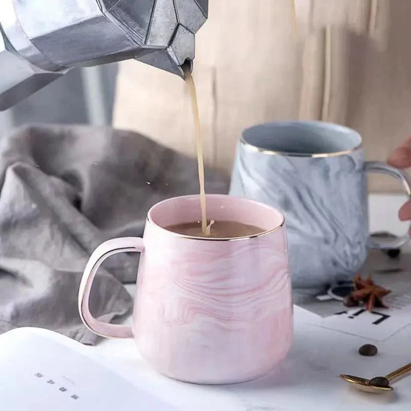 Tasse à café en céramique de couleur pastel avec motif marbré