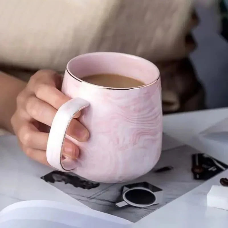 Tasse à café en céramique de couleur pastel avec motif marbré