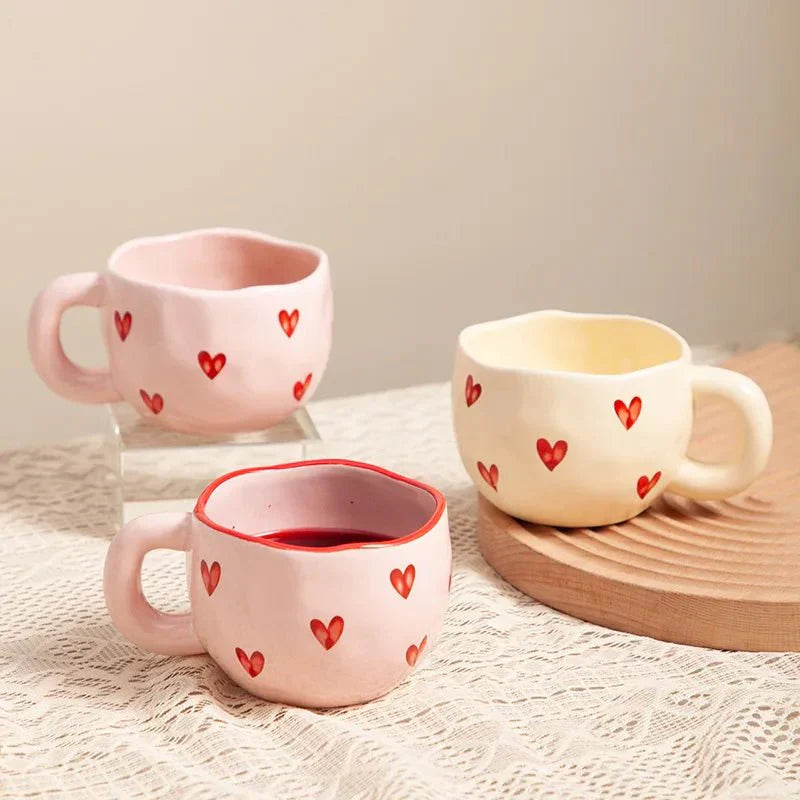 Tasse en céramique avec cœur rose
