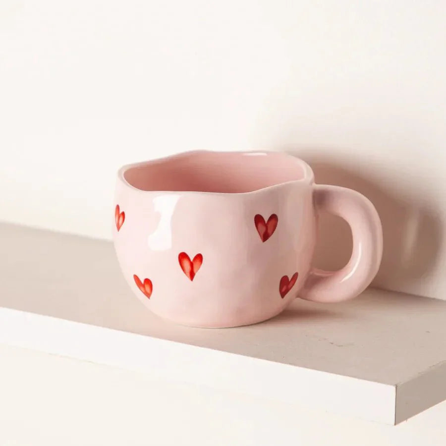 Tasse en céramique avec cœur rose