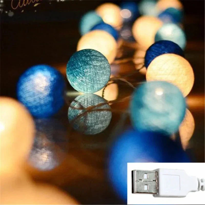Jolie guirlande lumineuse pastel avec des boules de coton