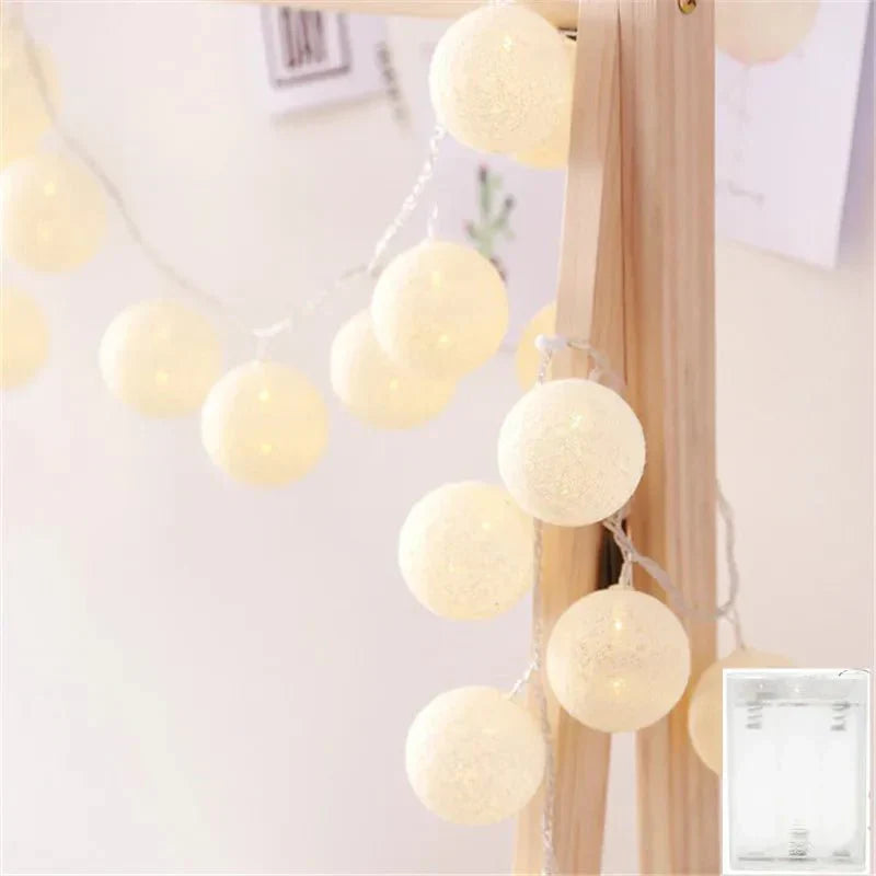 Jolie guirlande lumineuse pastel avec des boules de coton