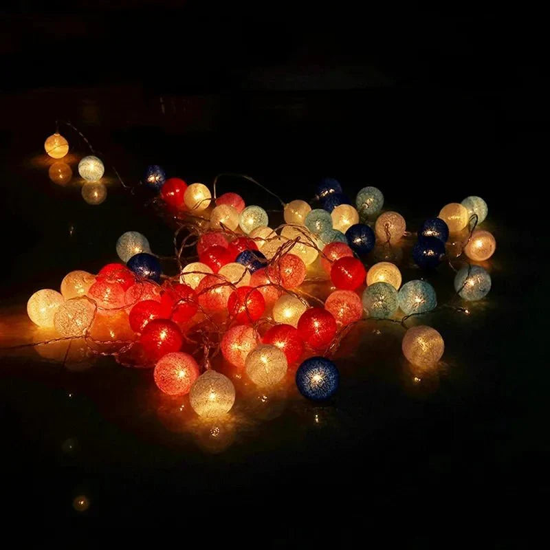 Jolie guirlande lumineuse pastel avec des boules de coton