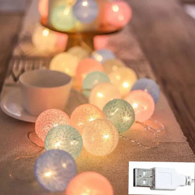 Jolie guirlande lumineuse pastel avec des boules de coton