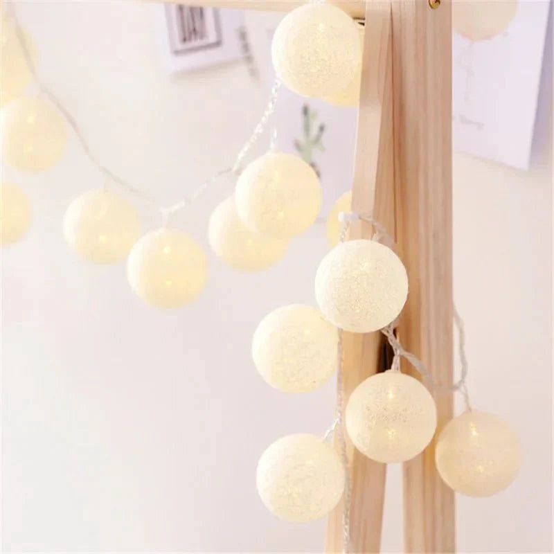 Jolie guirlande lumineuse pastel avec des boules de coton