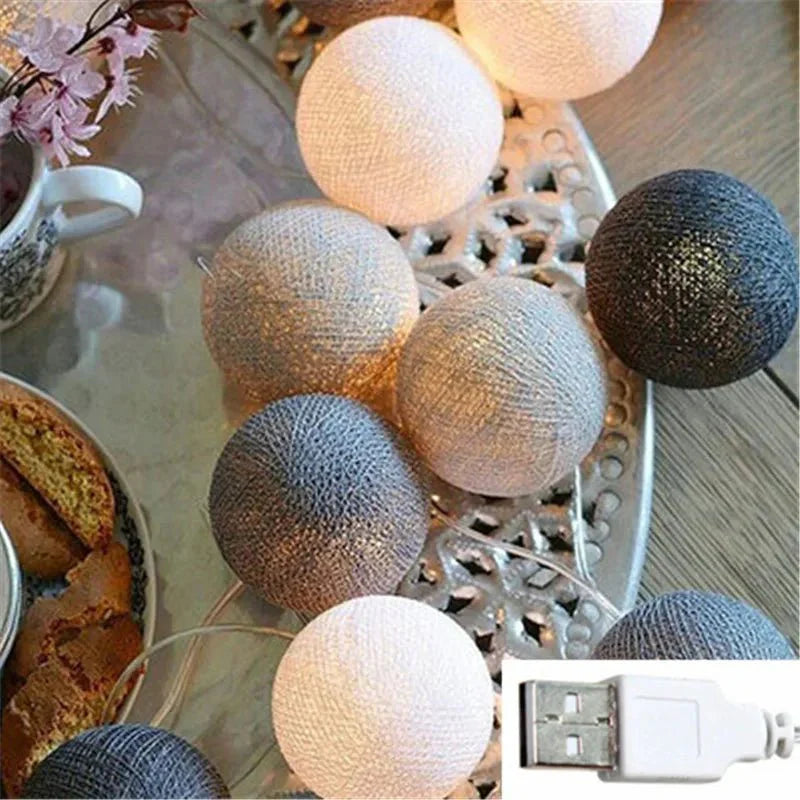 Jolie guirlande lumineuse pastel avec des boules de coton