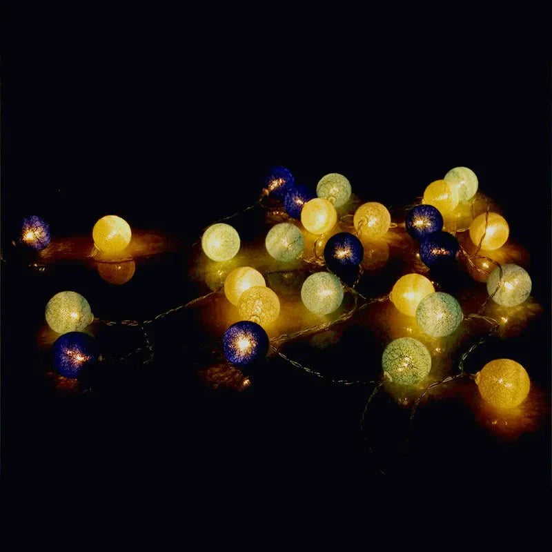 Jolie guirlande lumineuse pastel avec des boules de coton