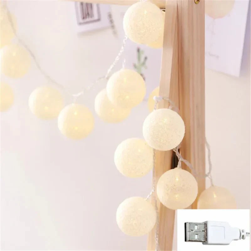 Jolie guirlande lumineuse pastel avec des boules de coton