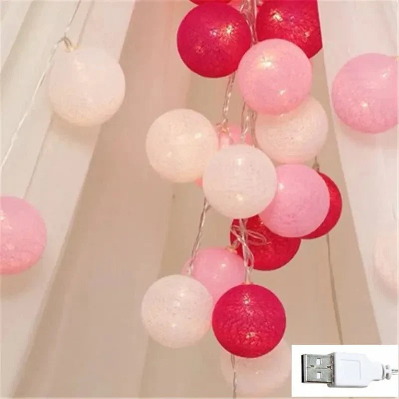 Jolie guirlande lumineuse pastel avec des boules de coton