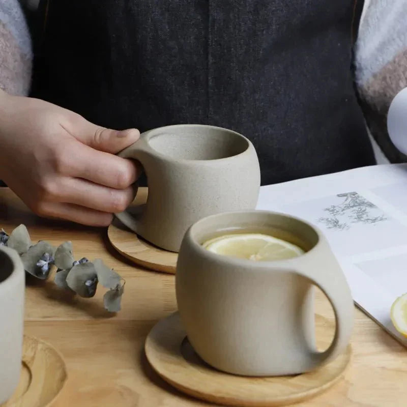 Tasse à café et soucoupe au style rétro en grès cérame