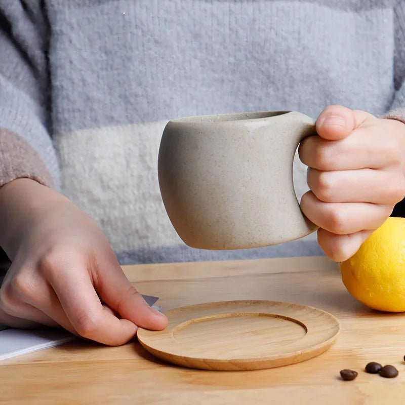 Tasse à café et soucoupe au style rétro en céramique en grès