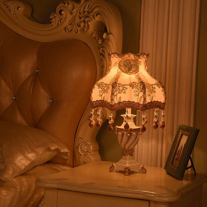 Floroux Lampe de Table Européenne | Tissu & Dentelle | Élégante Base en Résine Lumineuse | Décoration & Éclairage