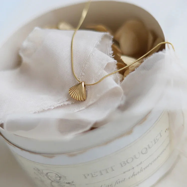 Collier Élégant Fleurs Lilas avec Coquille Saint-Jacques Dorée