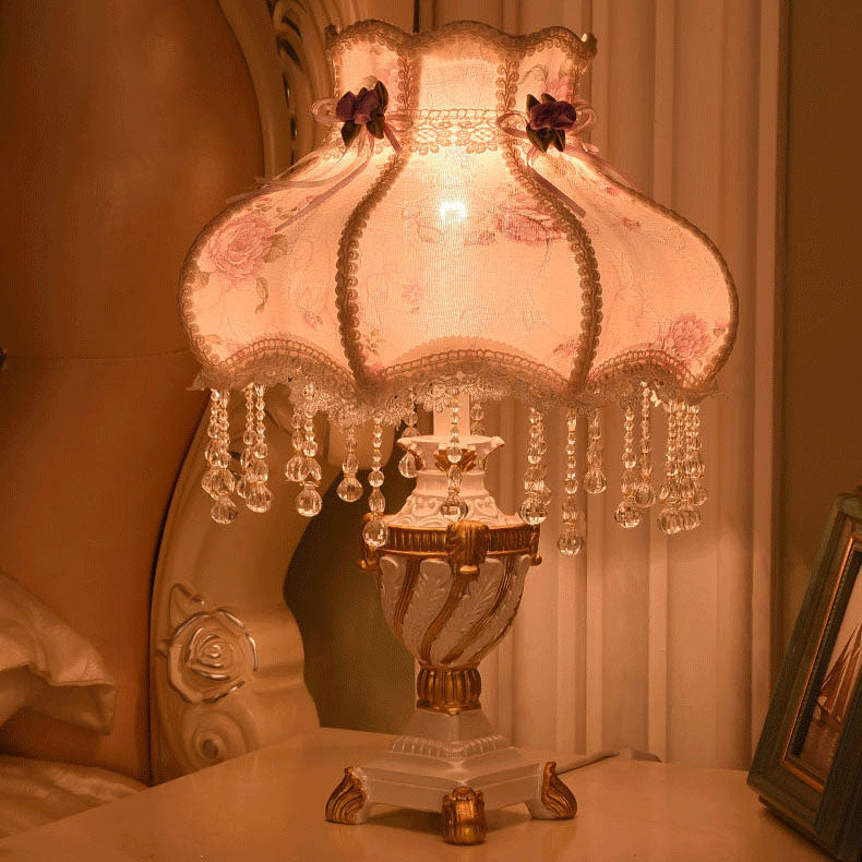 Floroux Lampe de Table Européenne | Tissu & Dentelle | Élégante Base en Résine Lumineuse | Décoration & Éclairage