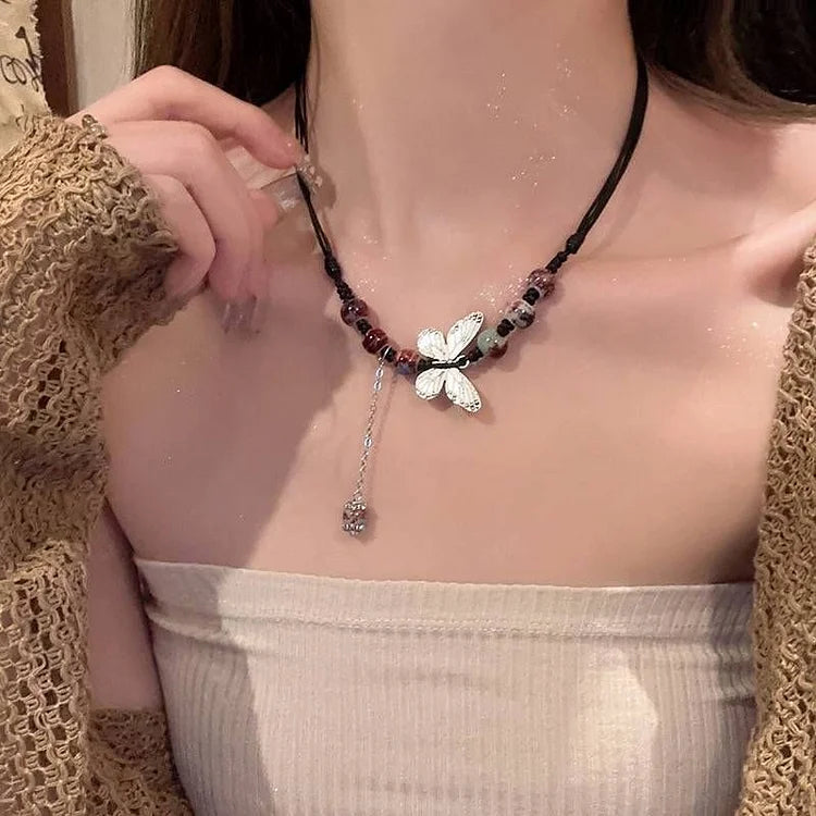 Aurora Papillon et Perle Collier - Une Élégance Envoûtante