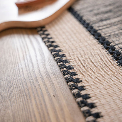 Couverture de table en crochet noir