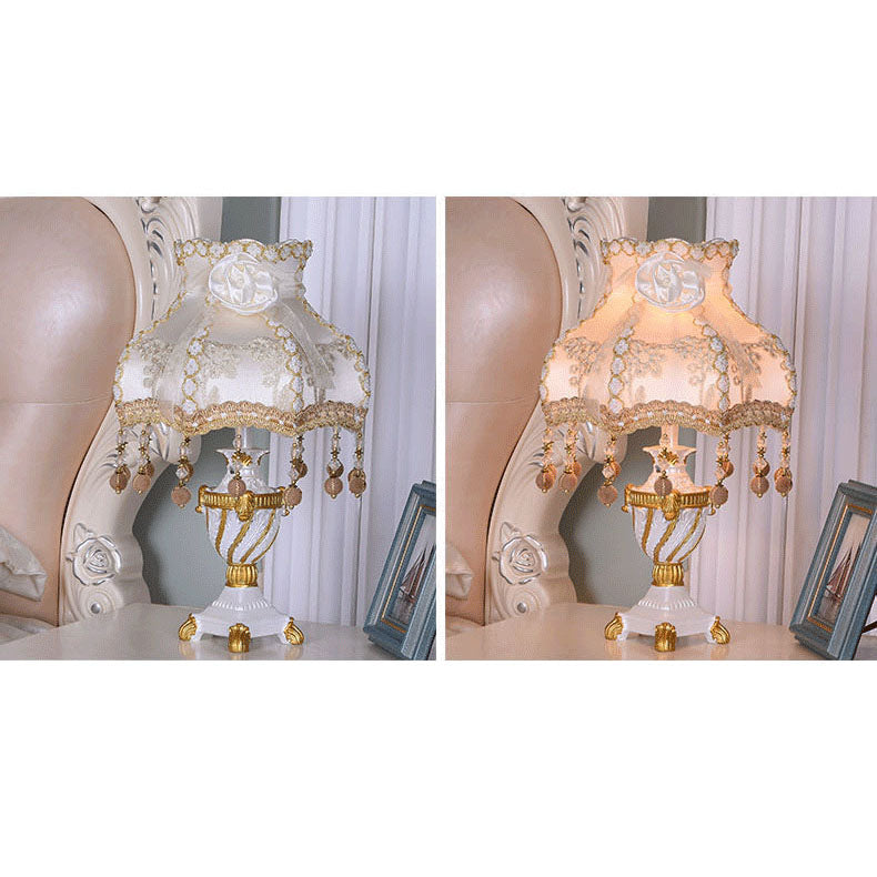 Floroux Lampe de Table Européenne | Tissu & Dentelle | Élégante Base en Résine Lumineuse | Décoration & Éclairage