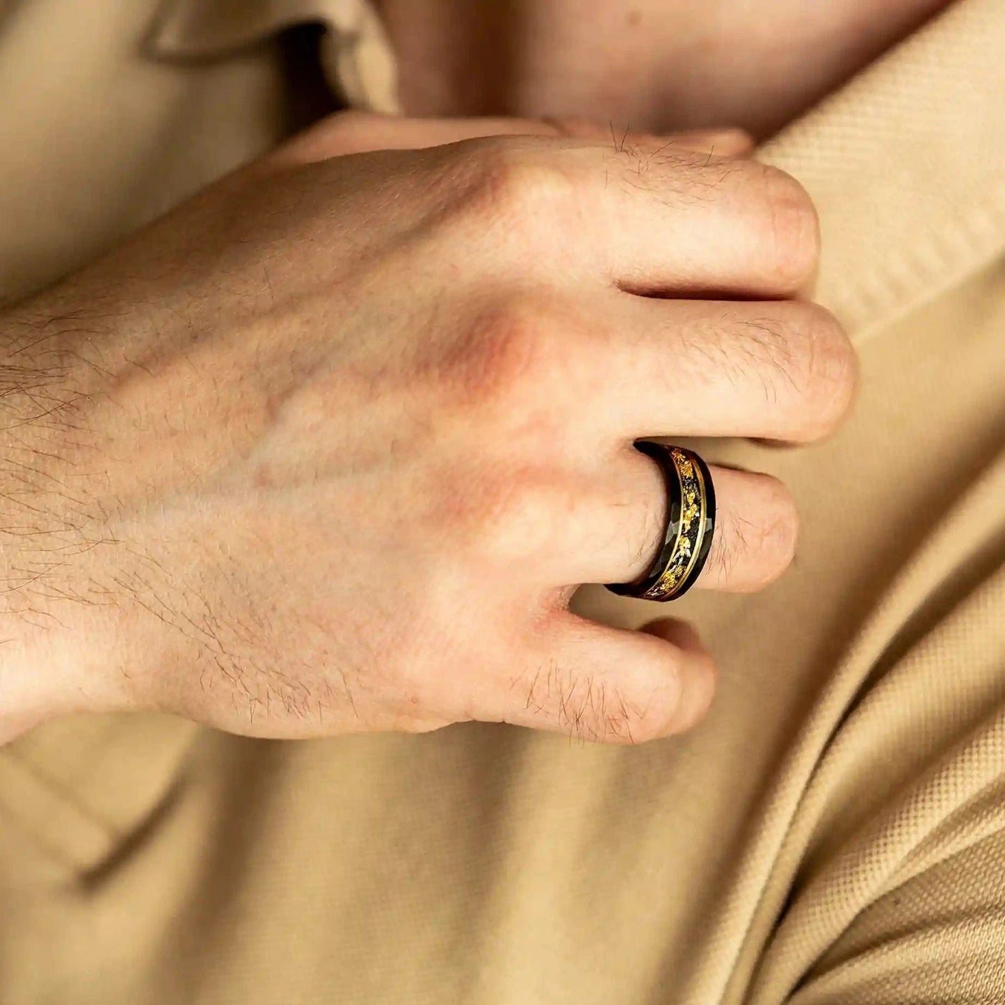 Bague Orion Élégante en Météorite Noire avec Détails en Feuille Dorée Luxe