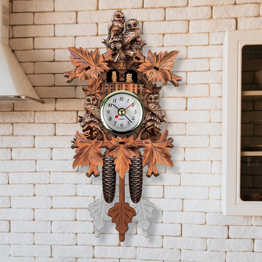Horloge murale Floroux en bois précieux avec des motifs forestiers nostalgiques.