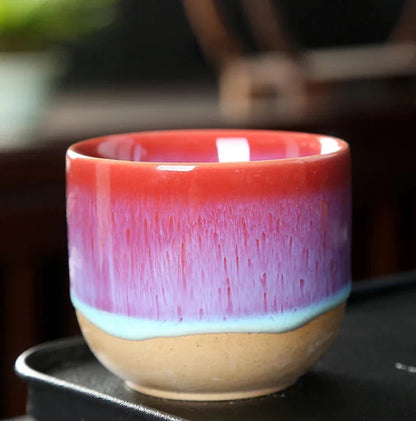 Tasse à thé en céramique avec des gouttes de couleur