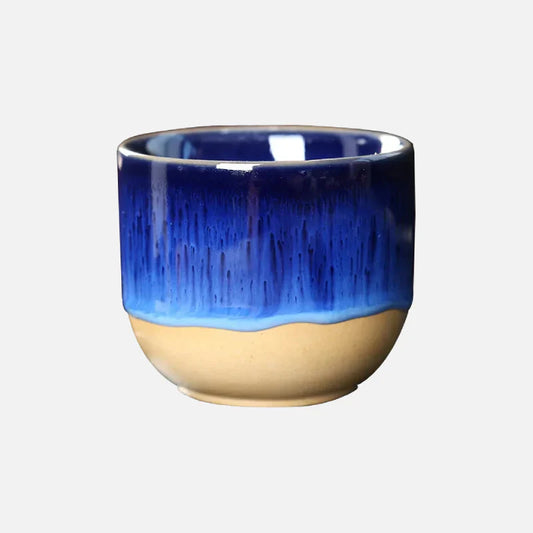 Tasse à thé en céramique avec des gouttes de couleur
