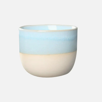 Tasse à thé en céramique avec des gouttes de couleur