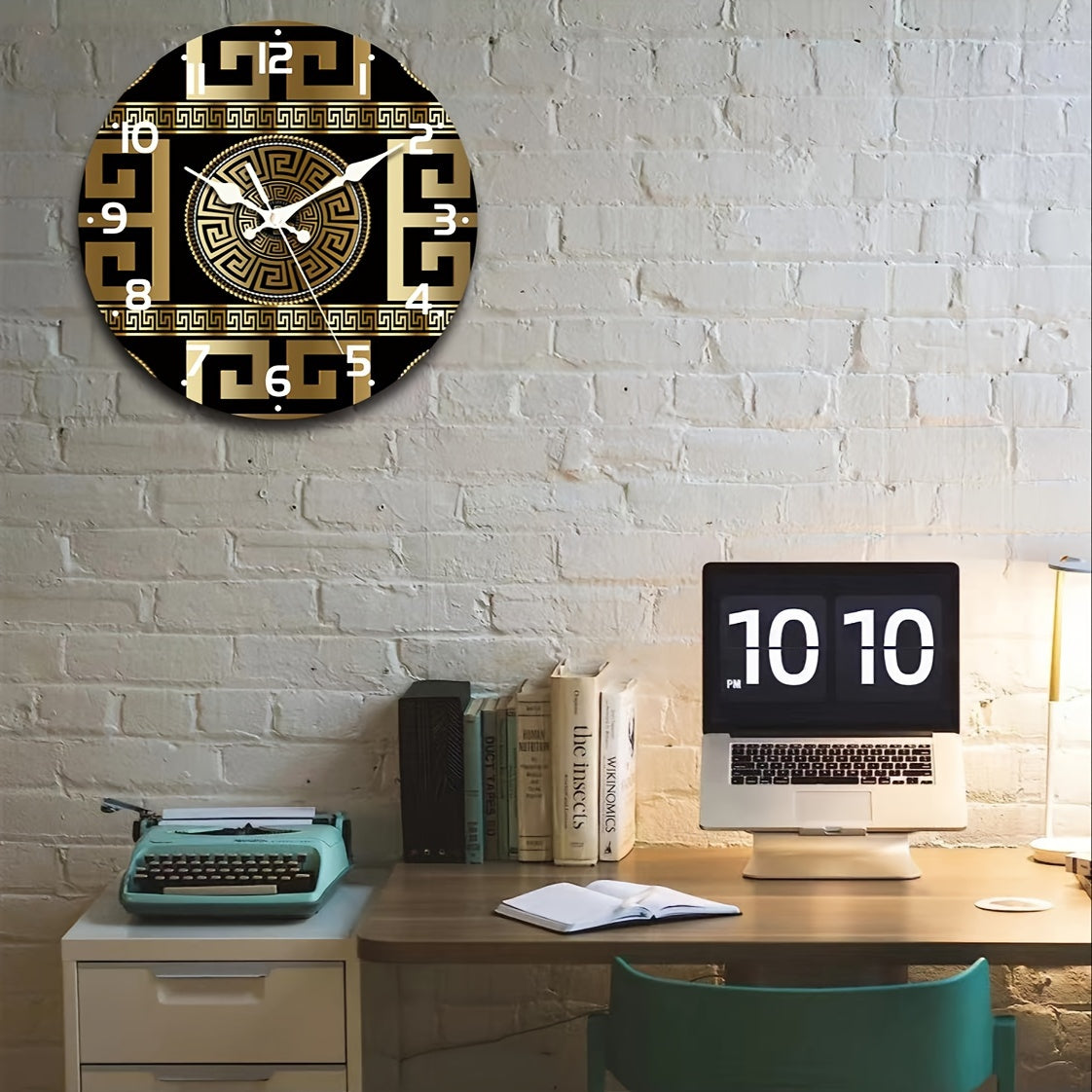 Horloge murale en bois Floroux - Design de clé grecque, mécanisme à quartz
